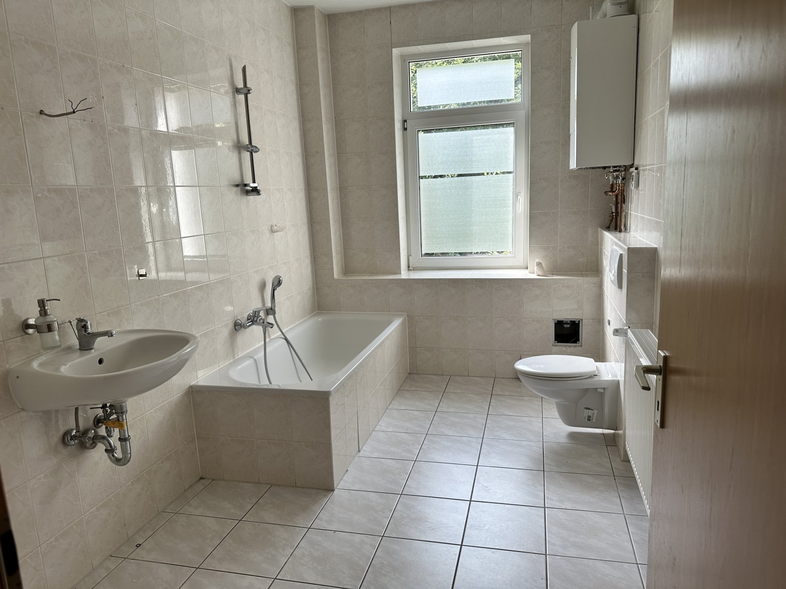 Tageslicht-Bad mit Wanne Tageslicht-Bad mit Wanne