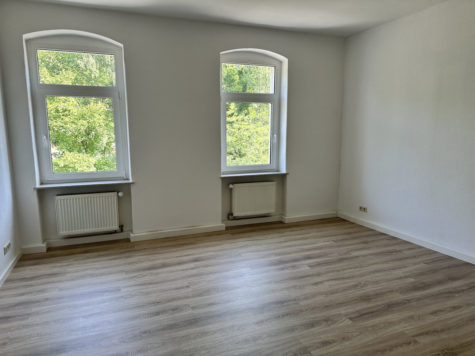 helles Wohnzimmer, zwei Fenster helles Wohnzimmer, zwei Fenster