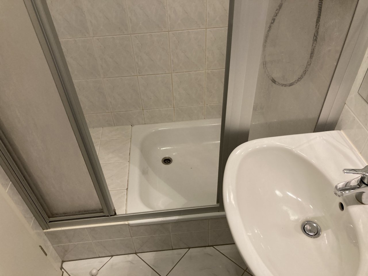 Bad mit Dusche Bad mit Dusche