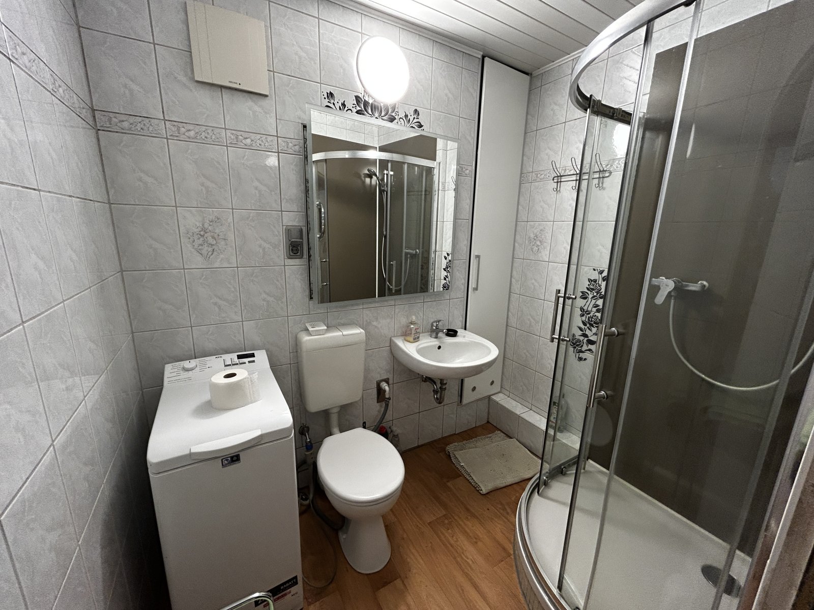 Bad mit Dusche Bad mit Dusche