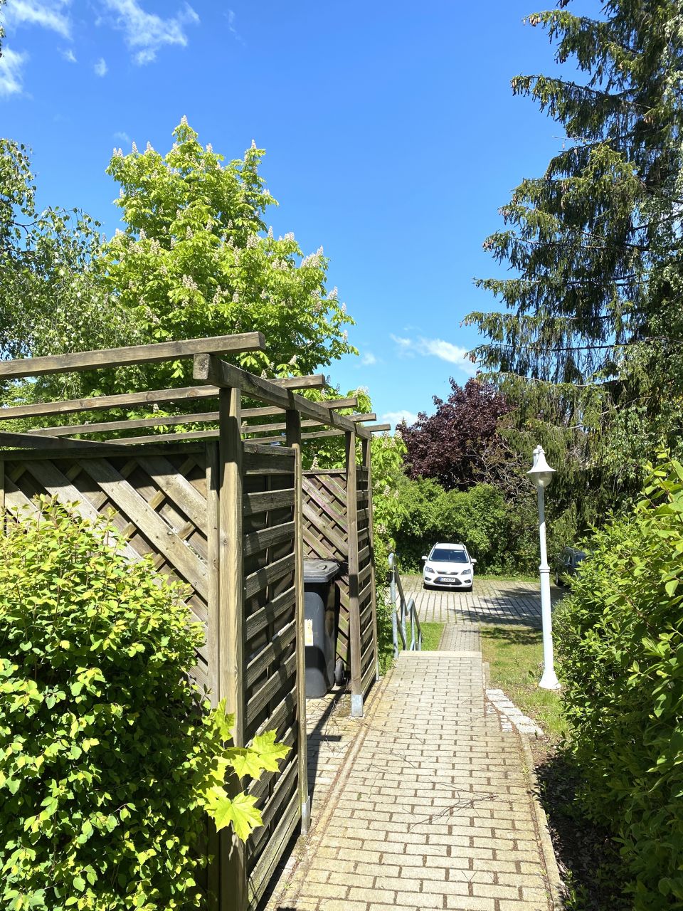 Weg zw.Haus und Stellplätzen Weg zw.Haus und Stellplätzen