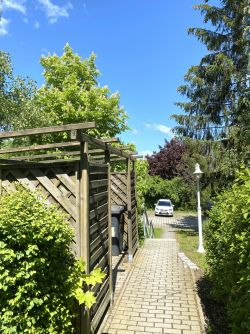 Weg zw.Haus und Stellplätzen