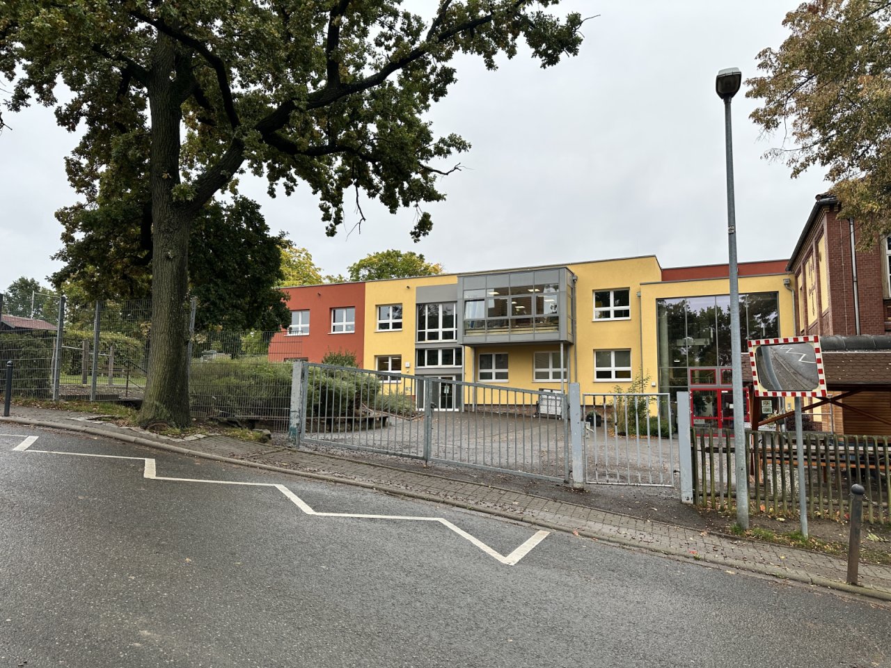 Schule (200m) Schule (200m)