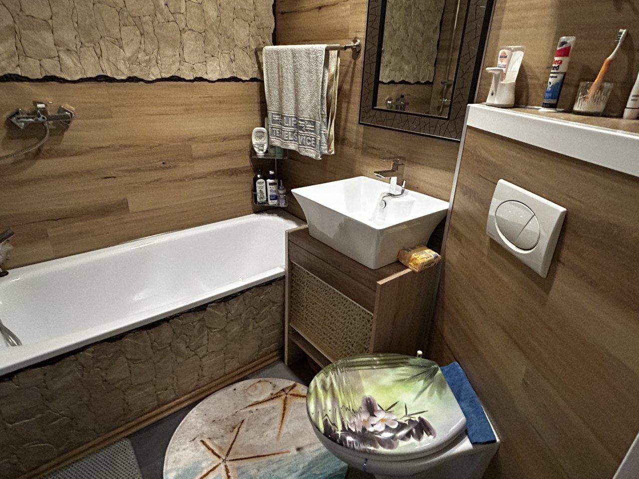 Badezimmer mit Badezimmer