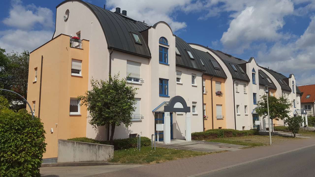 Straßenseite mit Tonnendach