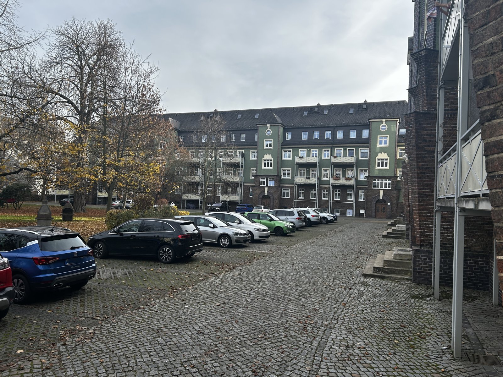 Parkplätze im Hinterhof Parkplätze im Hinterhof