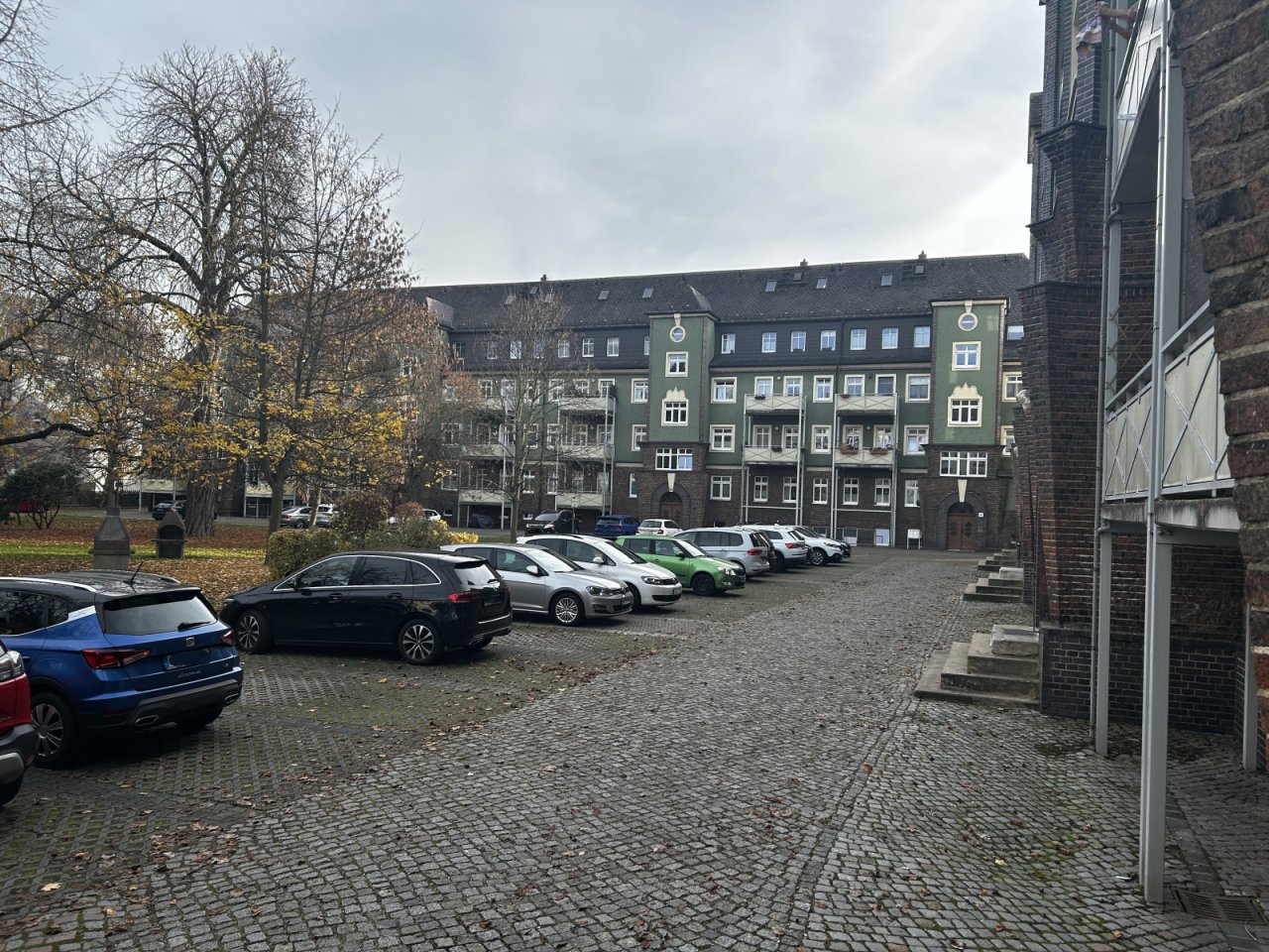 Parkplätze im Hinterhof Parkplätze im Hinterhof