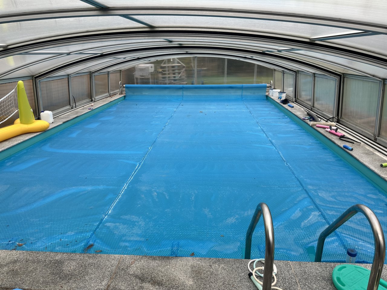 überdachter, beheizbarer Pool