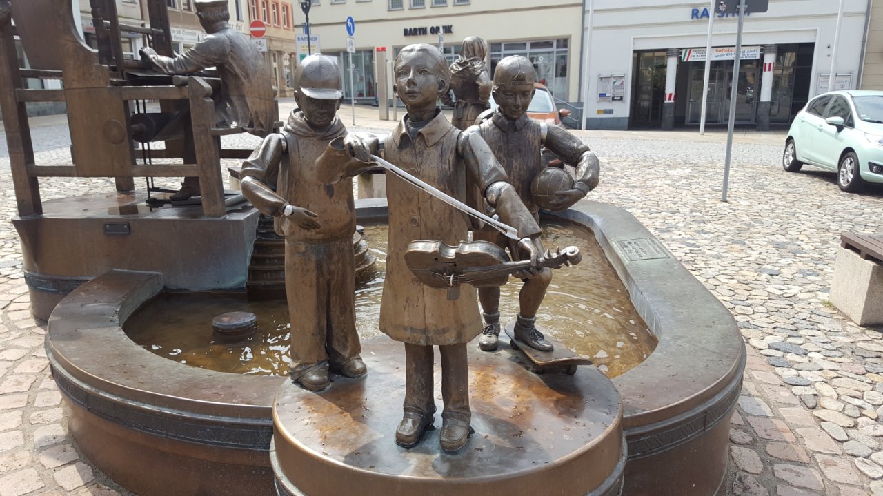 Figurengruppe spielende Kinder