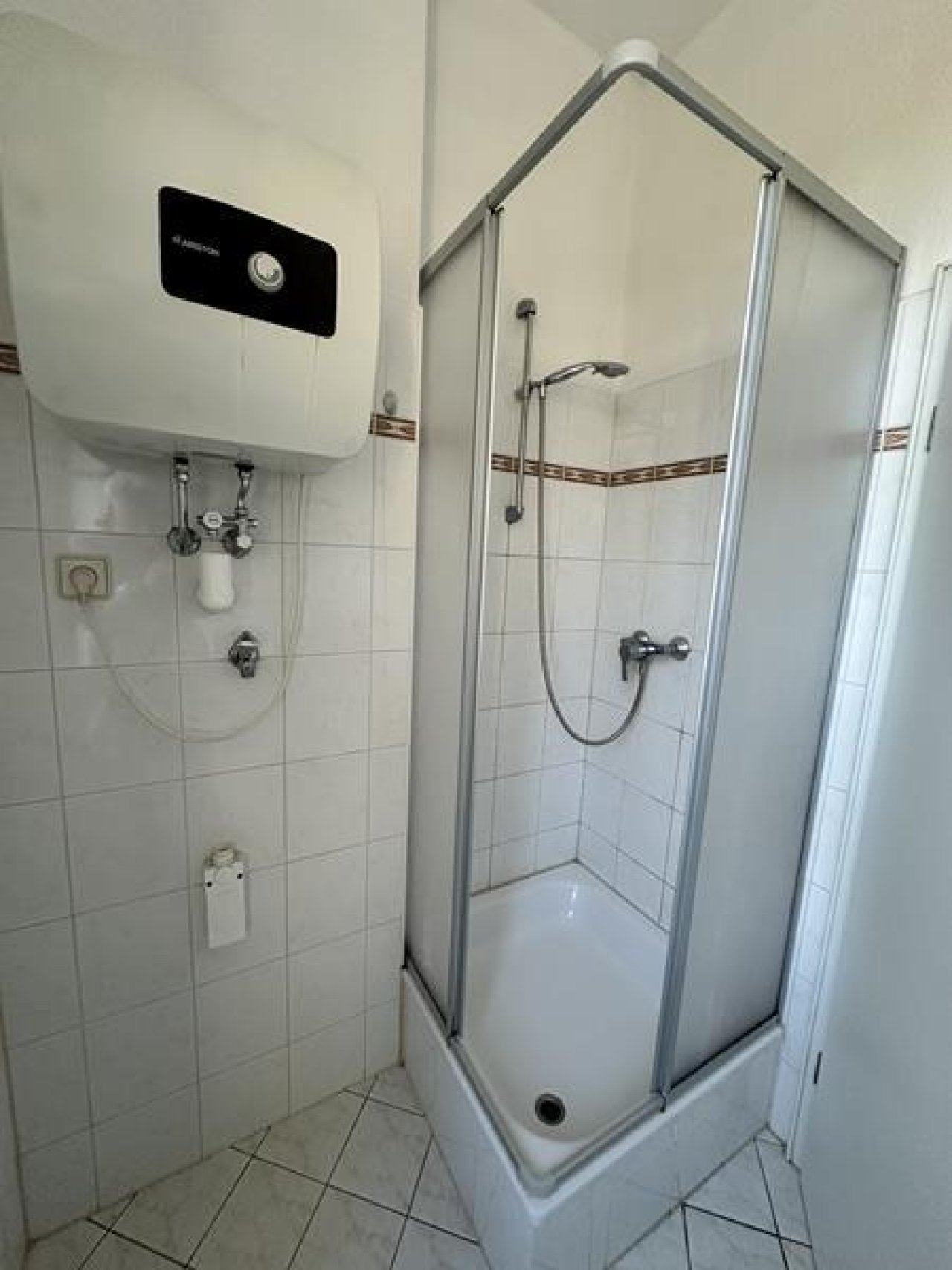 Bad mit Dusche und WW-Boiler