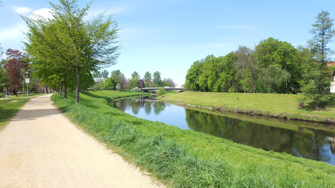 Mulde mit Radweg
