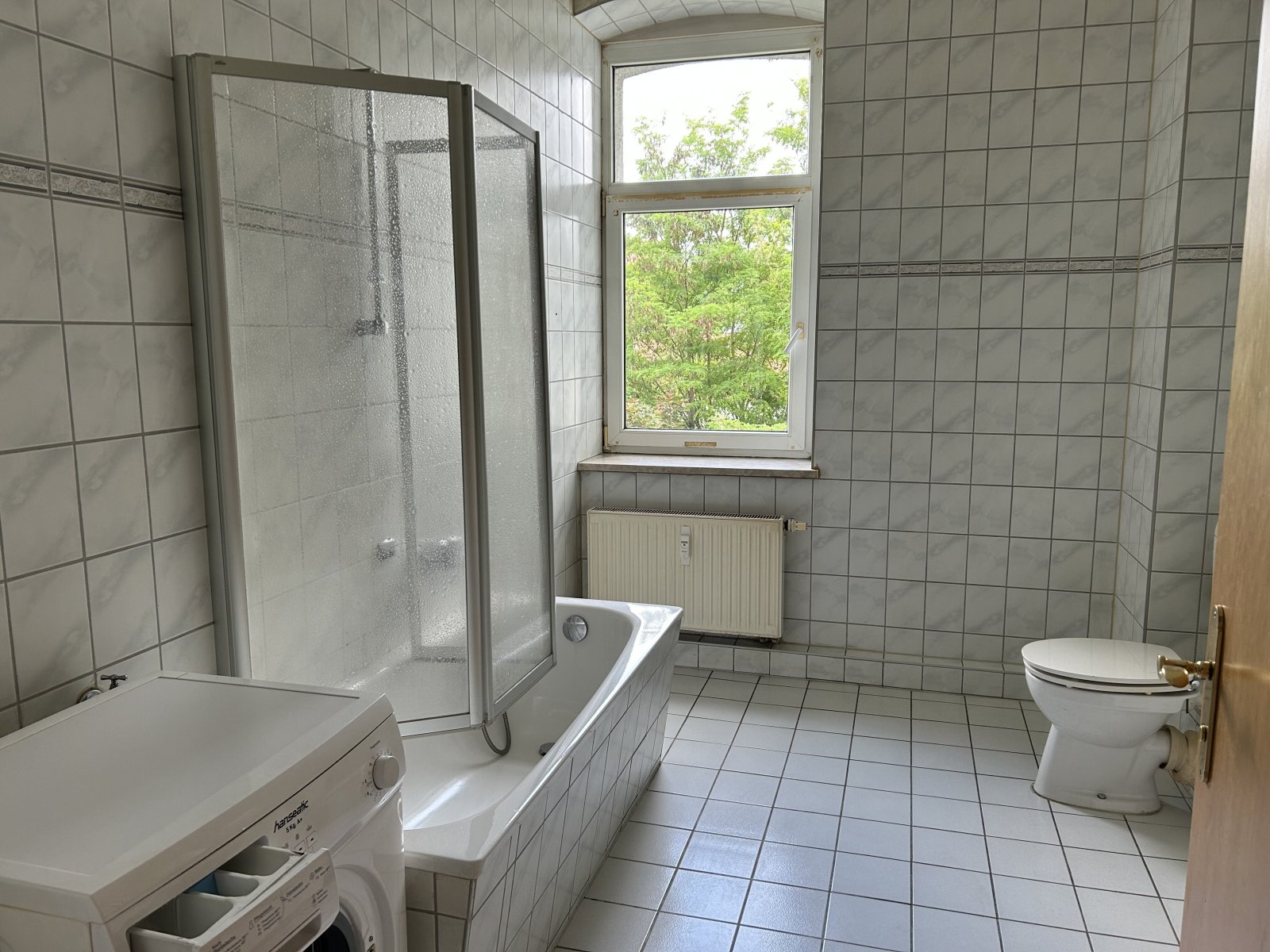 Tageslichtbad mit Wanne