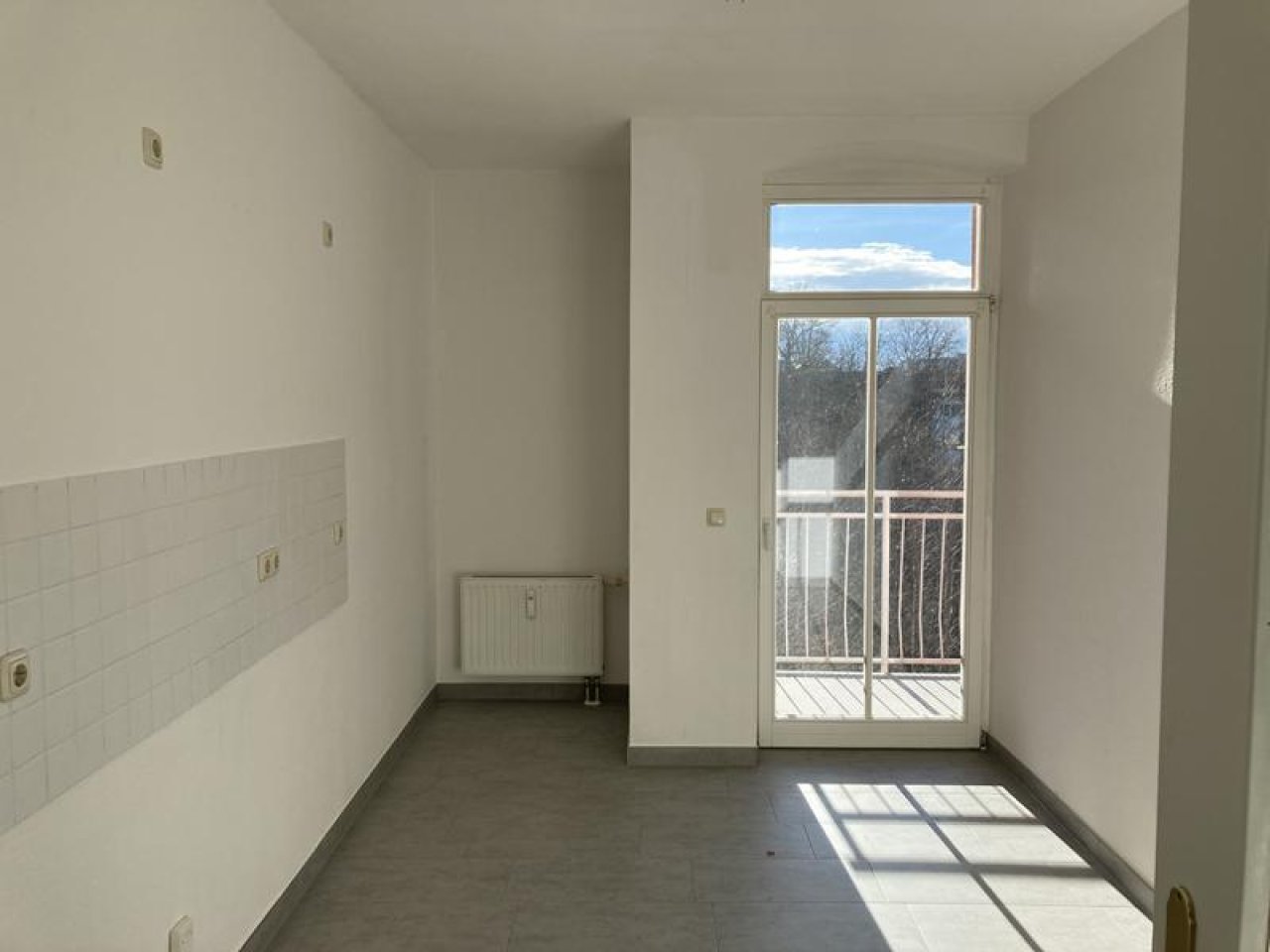 Küche mit Fliesenspiegel
