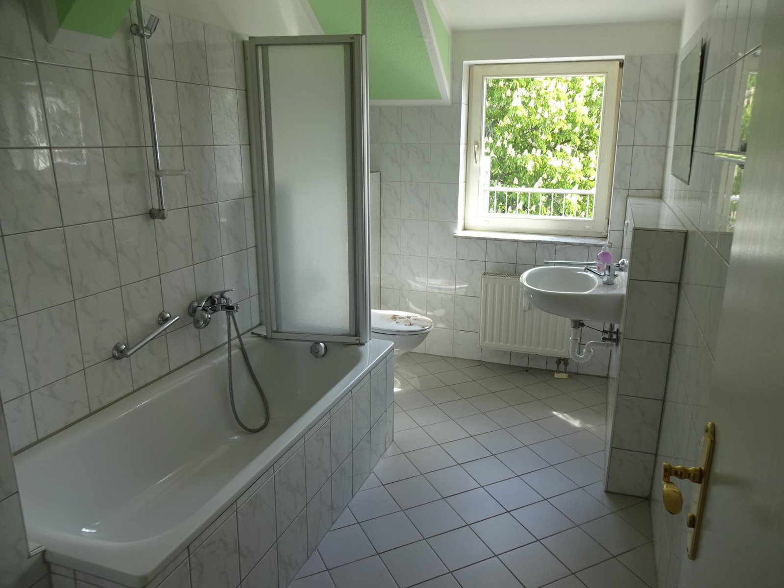 Tageslichtbad mit Wanne