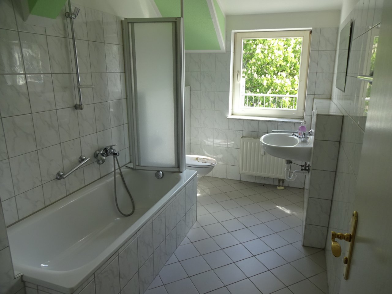 Tageslichtbad mit Wanne