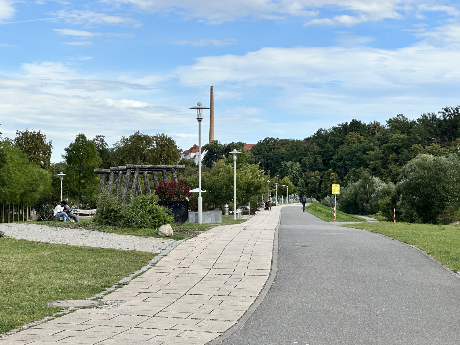Mulde mit Radweg