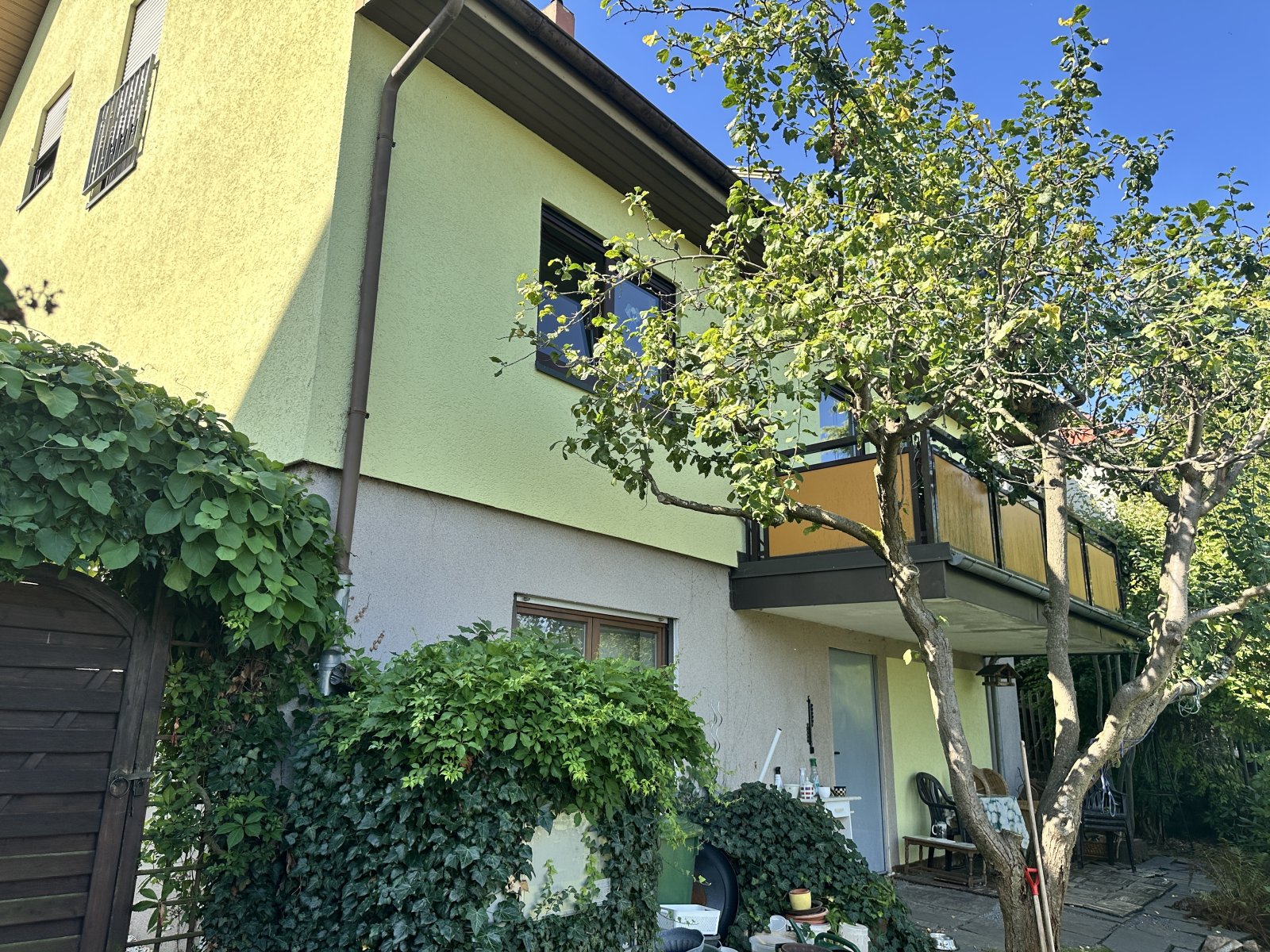 Rückansicht mit Balkon Rückansicht mit Balkon