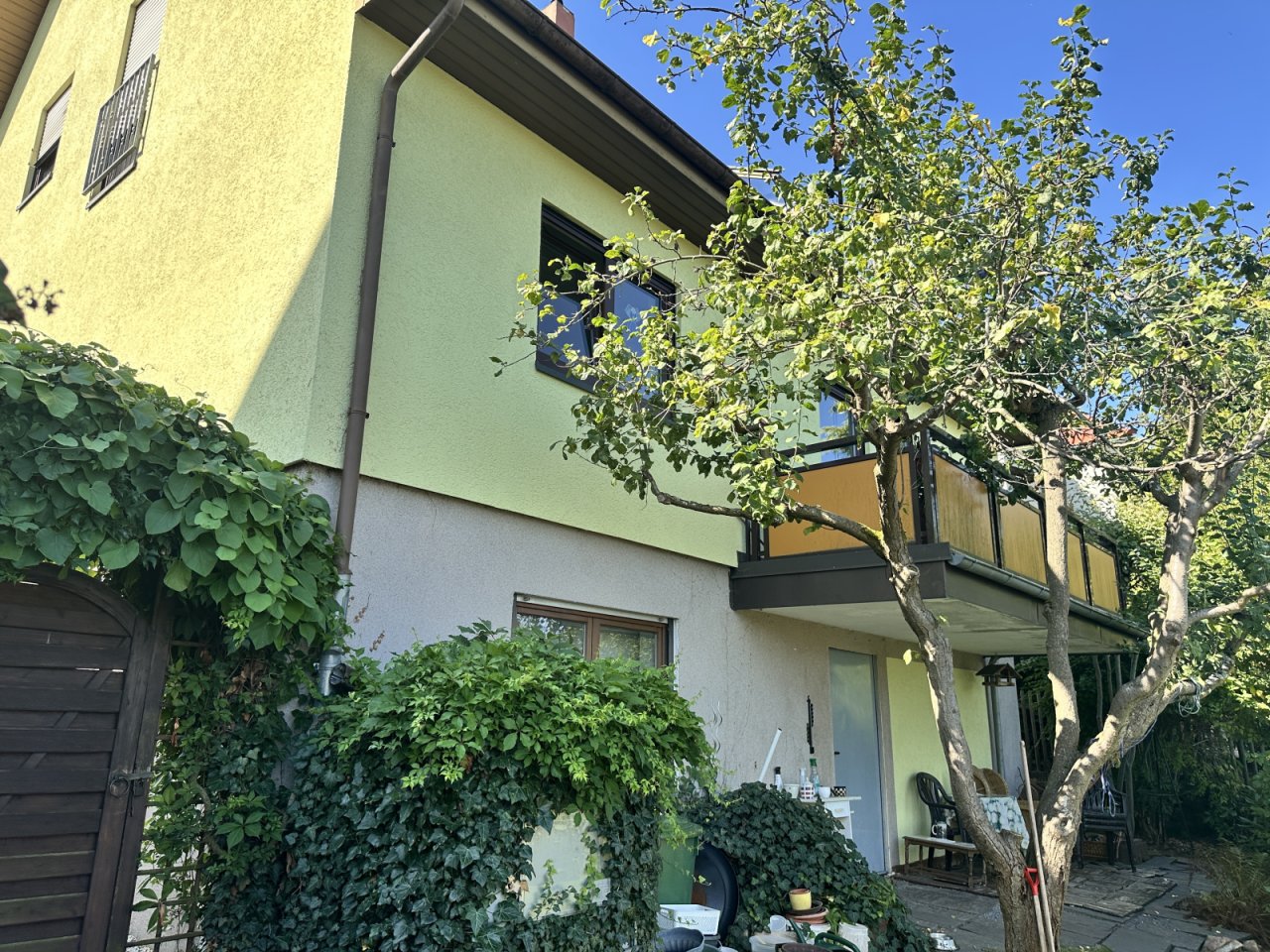 Rückansicht mit Balkon Rückansicht mit Balkon