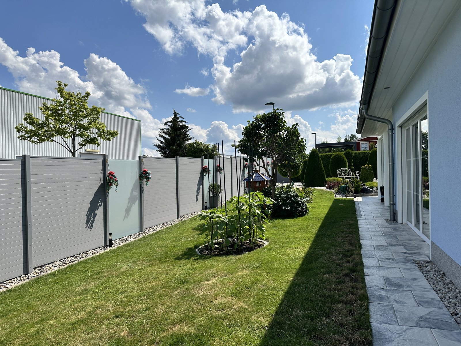 Vorgarten mit Zaunanlage Vorgarten mit Zaunanlage