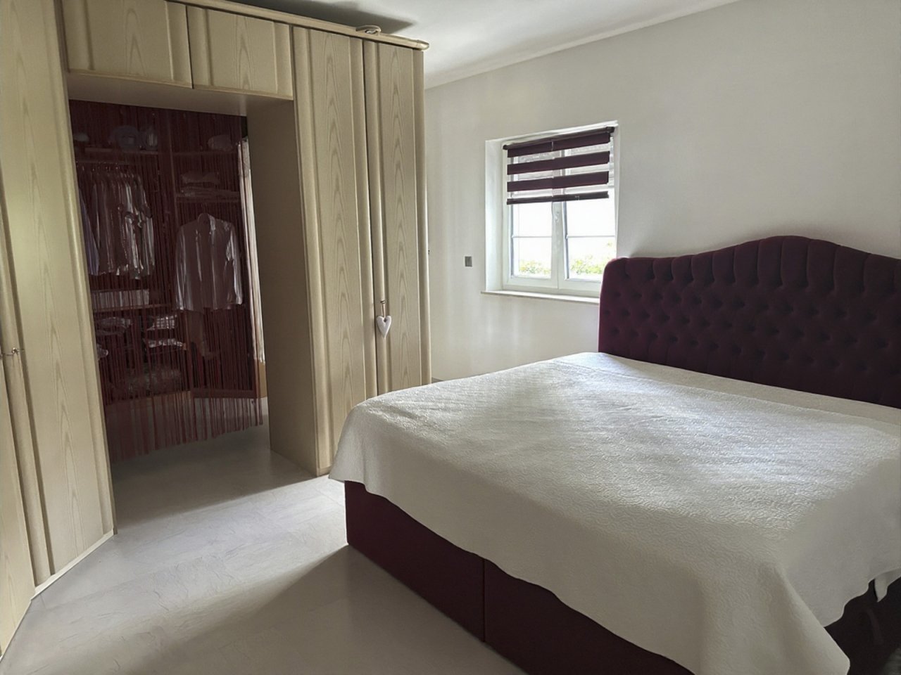 Schlafzimmer mit Durchgang zur Ankleide Schlafzimmer mit Durchgang zur Ankleide