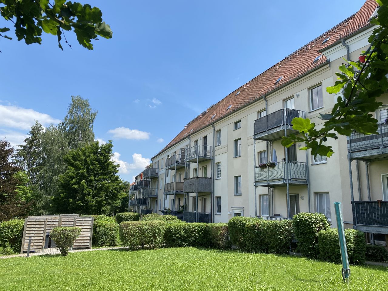 Hausansicht mit Grünanlage Hausansicht mit Grünanlage