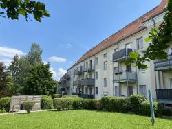 Hausansicht mit Grünanlage Hausansicht mit Grünanlage